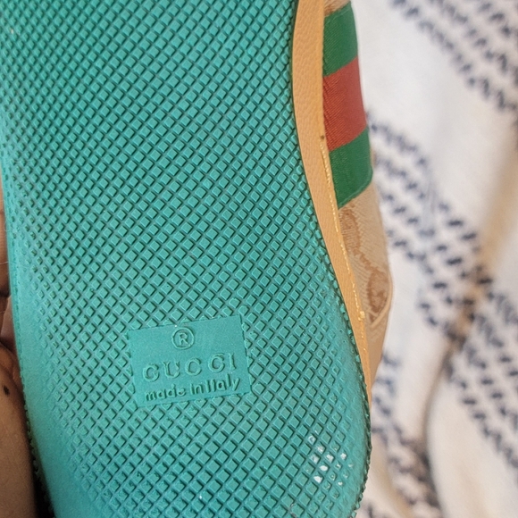 COPY - Beautiful pre-owned Gucci in good condition. Missing a GG stone on one f… - Picture 8 of 13